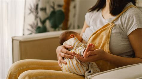 Bebek Bakımında Anne Sütü ve Formül Süt